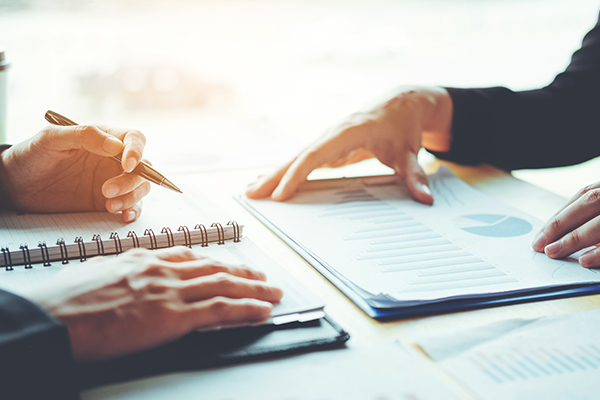 ホームページ制作をする際の論点となりますが、「WEBデザインは良いが情報が伝わりにくい」「情報は伝わりやすいがWEBデザインが良くない」「文字が多すぎて読みづらい」など、制作会社はWEBサイトを見て比較します。